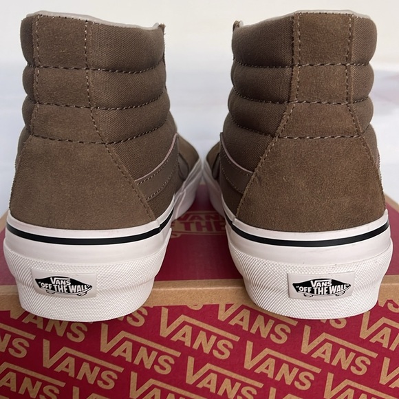 Vans Men’s Sk8-Hi Rearrange
Tonal Kangaroo
VN000CRMBYW
Sneakers - Picture 14 of 16